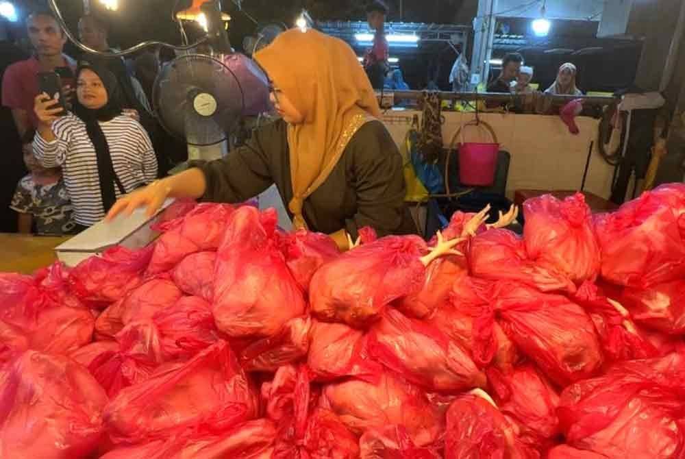 Sebanyak 600 ekor ayam yang disumbangkan kepada golongan memerlukan habis dalam tempoh 20 minit.