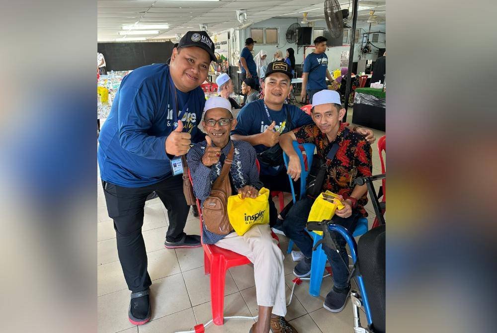Antara penuntut UUM kampus Kuala Lumpur yang terlibat dalam Program Hari Keluarga di Pusat Jagaan Al-Fikrah Malaysia di Kajang, Ahad lalu.