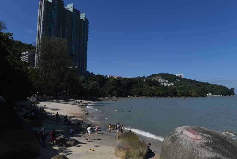 Pesisiran Pantai Miami, Batu Ferringhi pernah dilanda ombak besar ketika kejadian tsunami yang berlaku 20 tahun lepas. Foto Bernama