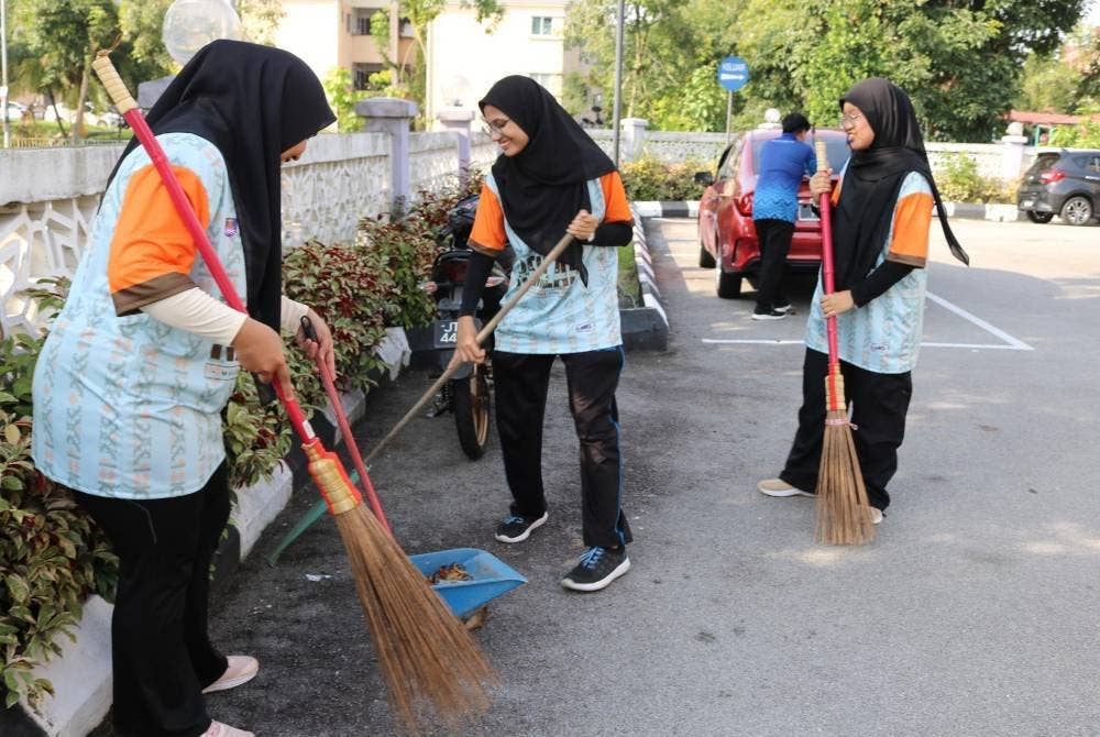 Mahasiswa Kolej Kediaman Melati UiTM Shah Alam bergotong-royong membersihkan kawasan sekitar Masjid Bandar Seri Putra, Kajang baru-baru ini.