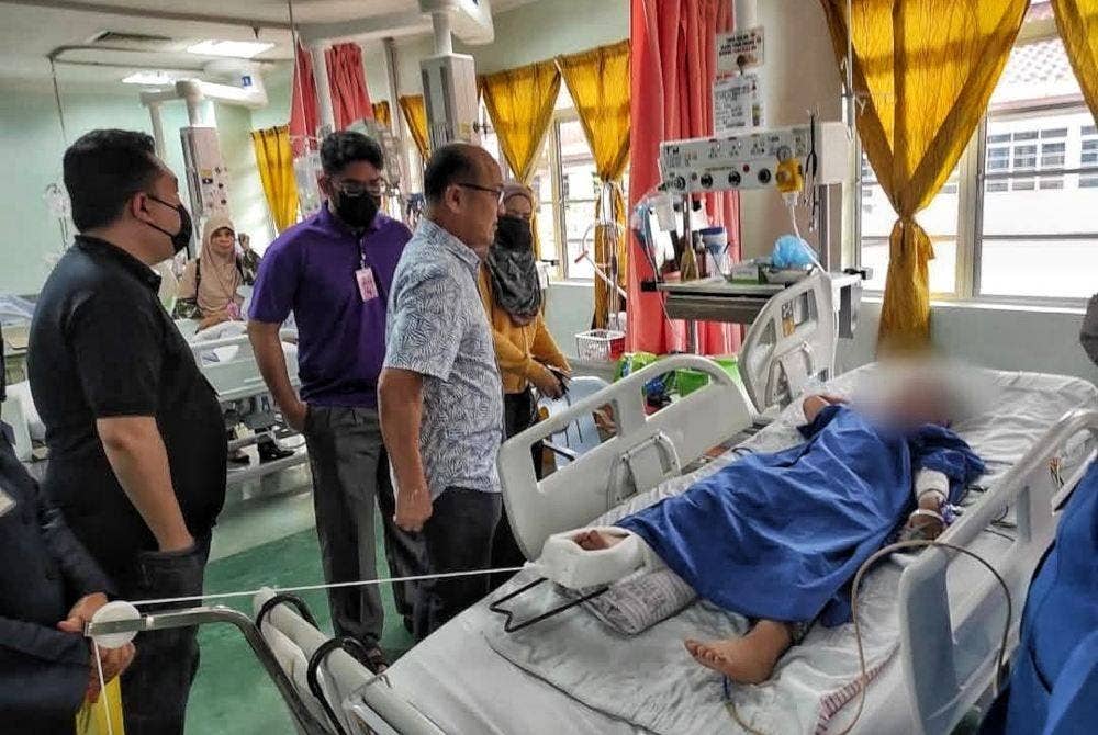 Hee Sem (tengah) ketika melawat anak yatim piatu itu di Hospital Melaka, di sini, pada Rabu.