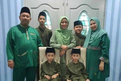 Gambar kenangan Allahyarham Rosli (kiri) bersama isteri dan anak-anak.