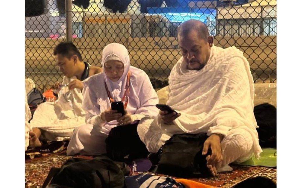 Sebahagian jemaah yang menggunakan perkhidmatan Amani Travel berehat di khemah Arafah.