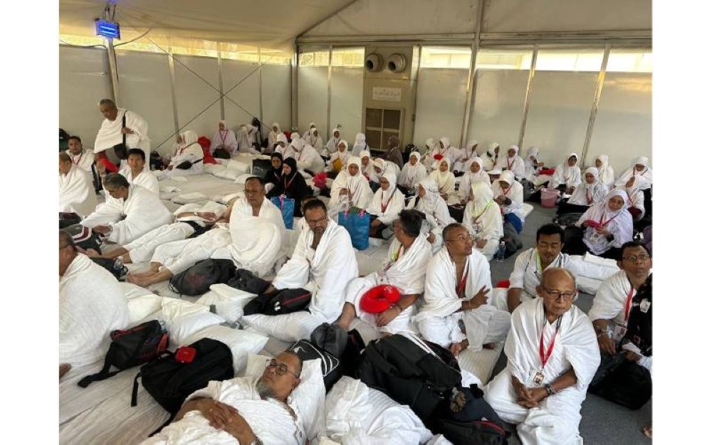 Sebahagian jemaah yang menggunakan perkhidmatan Amani Travel berehat di khemah Arafah.