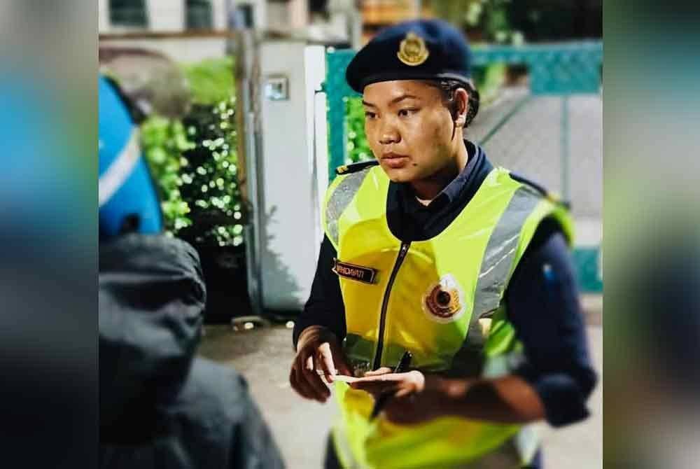 Anggota JPJ menjalankan pemeriksaan terhadap penunggang ketika operasi khas di Plaza Tol Puchong Barat pada Selasa.