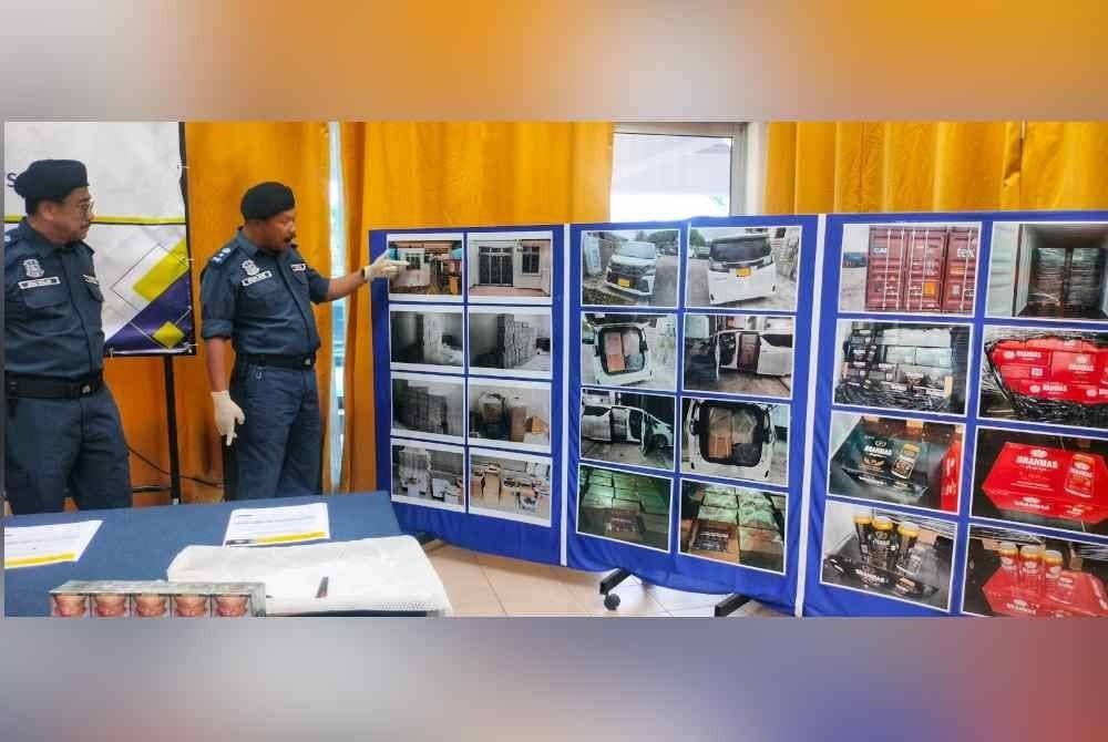 Asri (kanan) menunjukkan lokasi serbuan yang dijalankan oleh Cawangan Penguatkuasaan JKDM Stesen Temerloh.