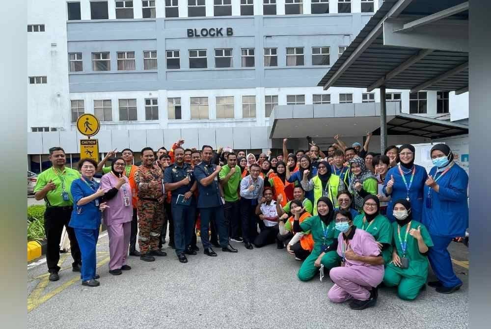 Antara kakitangan Hospital Pantai Ayer Keroh terlibat dalam latihan bersama anggota bomba dari Balai Bomba dan Penyelamat Ayer Keroh dan Bukit Katil.