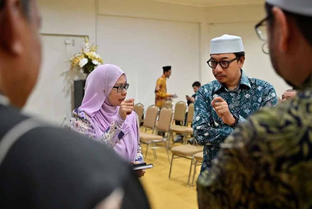 Muhammad Khalil (kanan) mendengar penerangan di ruangan hukuman sebatan dalam Dewan Aasim, Masjid Al-Muktafi Billah Shah di Kuala Terengganu. Foto Facebook Dr Muhammad Khalil