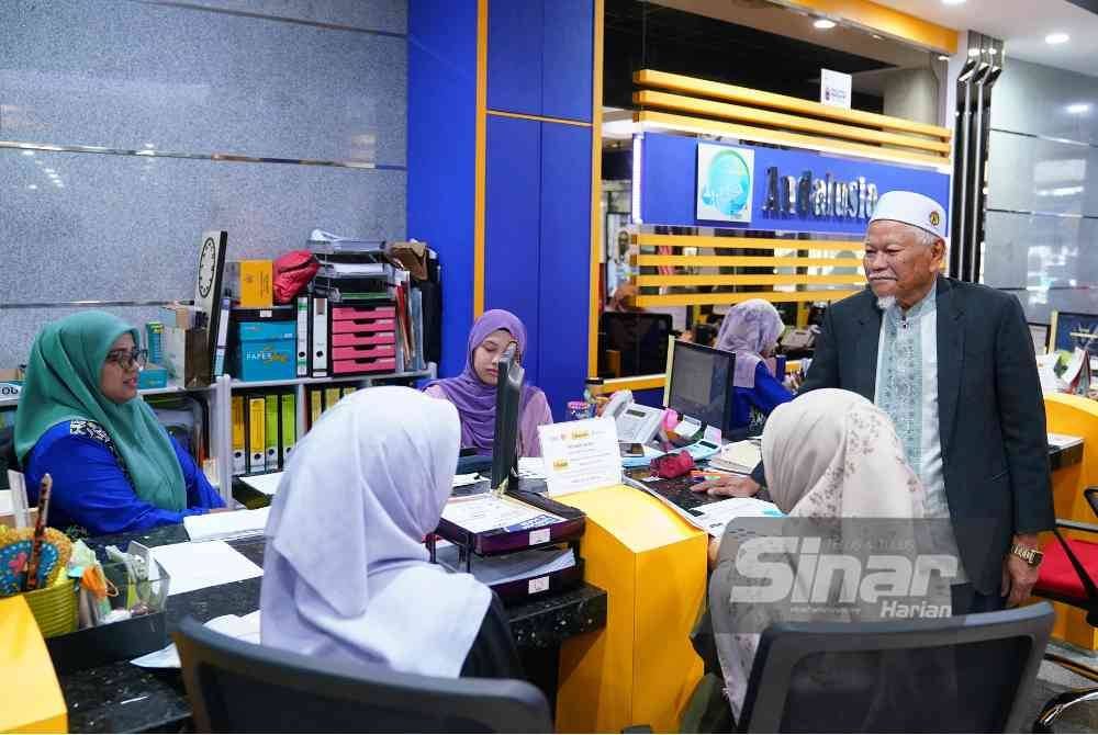 USTAZ MD DAUD (kanan) bersama kakitangan Andalusia sedia memberikan khidmat terbaik dan pengalaman terindah kepada jemaah haji serta umrah. -Foto: MOHD HALIM ABDUL WAHID