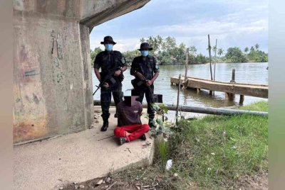 Seorang lelaki ditahan selepas merentas masuk ke negara ini menggunakan pangkalan haram di Sungai Golok, Tumpat pada Rabu.
