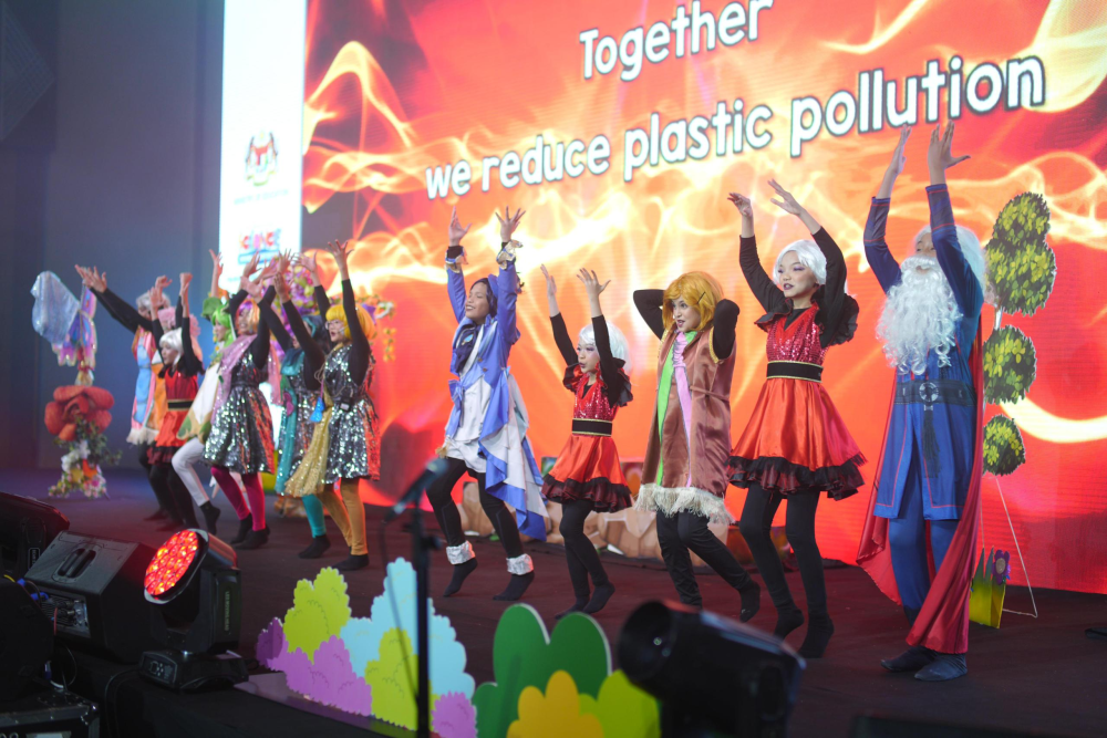 Peserta-peserta PSDC mempamerkan pemahaman mereka tentang STEM dan kelestarian melalui persembahan teater kreatif.