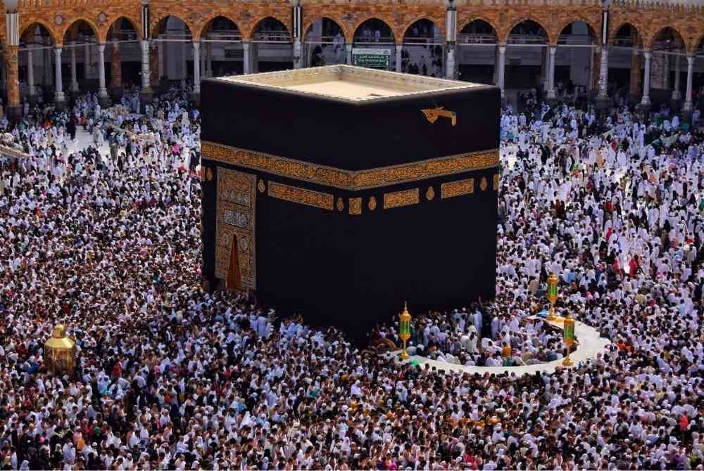 
IBADAH haji merupakan satu kewajipan yang tertulis di dalam Rukun Islam bagi setiap umat Islam yang mempunyai kemampuan untuk mengerjakannya, begitu juga ibadah umrah. Foto CANVA