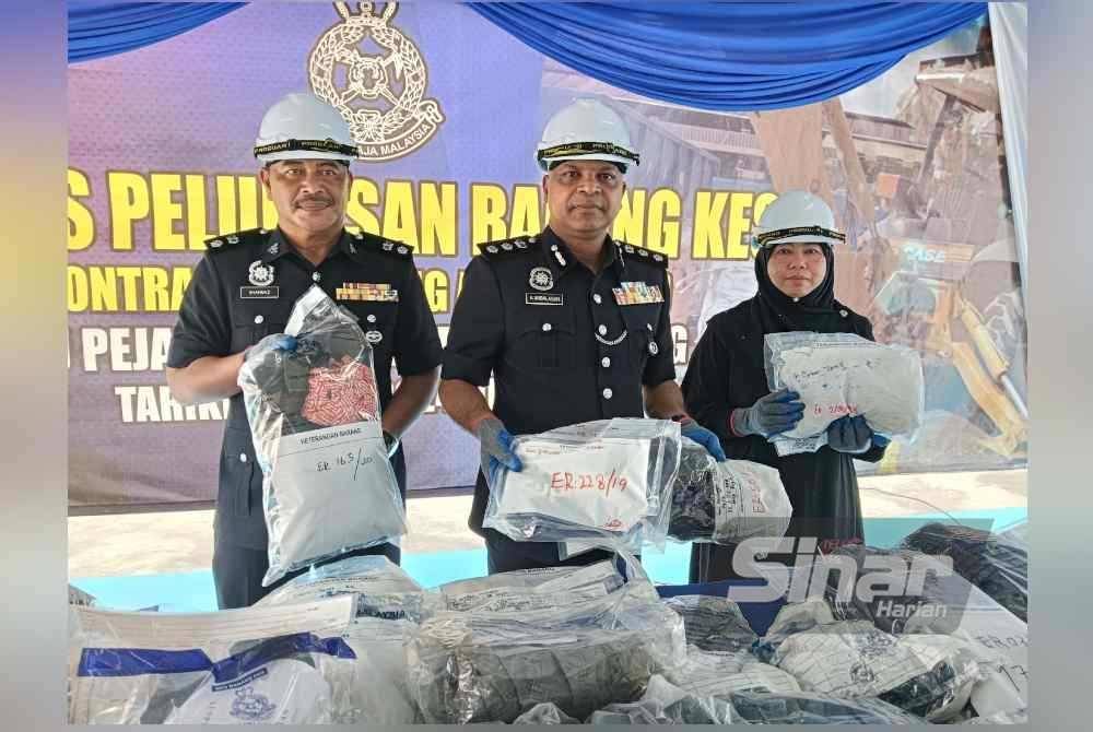 Anbalagan (tengah) bersama Noor Ruzilawati (kanan) menunjukkan barang rampasan yang akan dilupuskan di IPD Serdang, Selangor pada Jumaat.
FOTO SINAR HARIAN - HISYAMUDDIN AYUB.