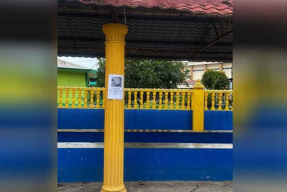 Turut ditampal poster wajah Siti Zaharah di perhentian bas.