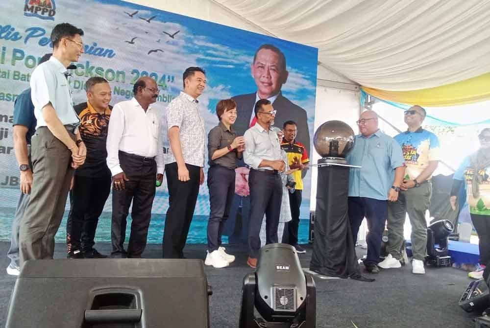 Exco Warisan, Teknologi, Inovasi dan Digital, Datuk Mohd Faizal Ramli (lima dari kanan) merasmikan program. Turut kelihatan Mustapha (enam dari kiri).