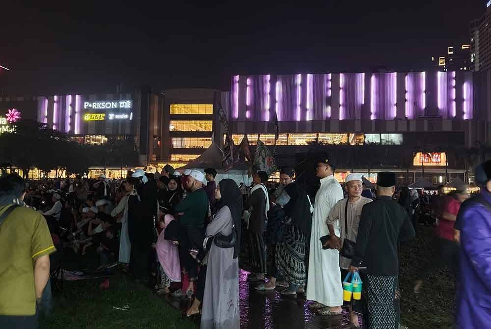 Antara yang hadir pada hari pertama Festival Darul Ehsan Berselawat pada Jumaat.