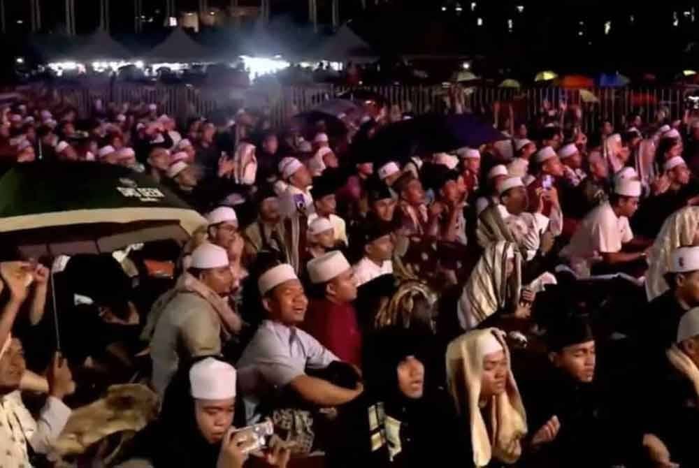 Hari pertama Festival Darul Ehsan Berselawat dipenuhi ramai pengunjung berlangsung dalam keadaan rintik pada Jumaat.