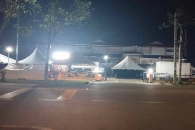 Tindakan menurunkan struktur di Dewan Serbaguna Bukit Gambir.