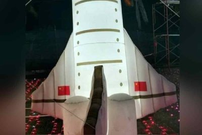 Penganjur mendirikan struktur binaan berbentuk kapal angkasa ulang-alik yang mempamerkan pelekat bendera negara China.