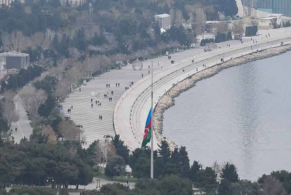 Bendera Azerbaijan berkibar separuh tiang sempena hari berkabung untuk memperingati mangsa nahas pesawat tersebut.