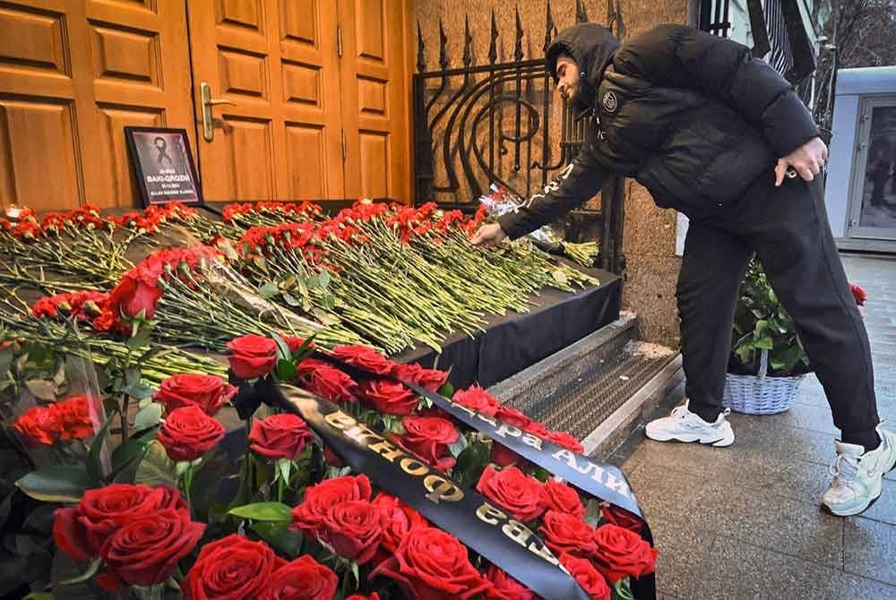 Seorang lelaki meletakkan bunga mawar di Kedutaan Azerbaijan di Moscow pada Rabu sebagai penghormatan kepada mangsa nahas insiden berkenaan.