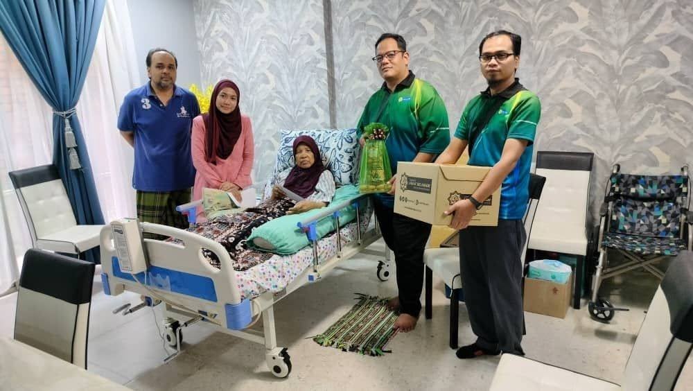 LZS menyampaikan sumbangan kepada salah seorang pesakit yang merupakan penduduk di Selangor.