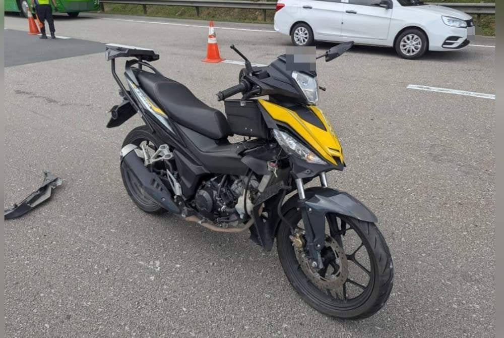 Motosikal jenis RS150R yang terbabit kemalangan. Foto IPD Kulai