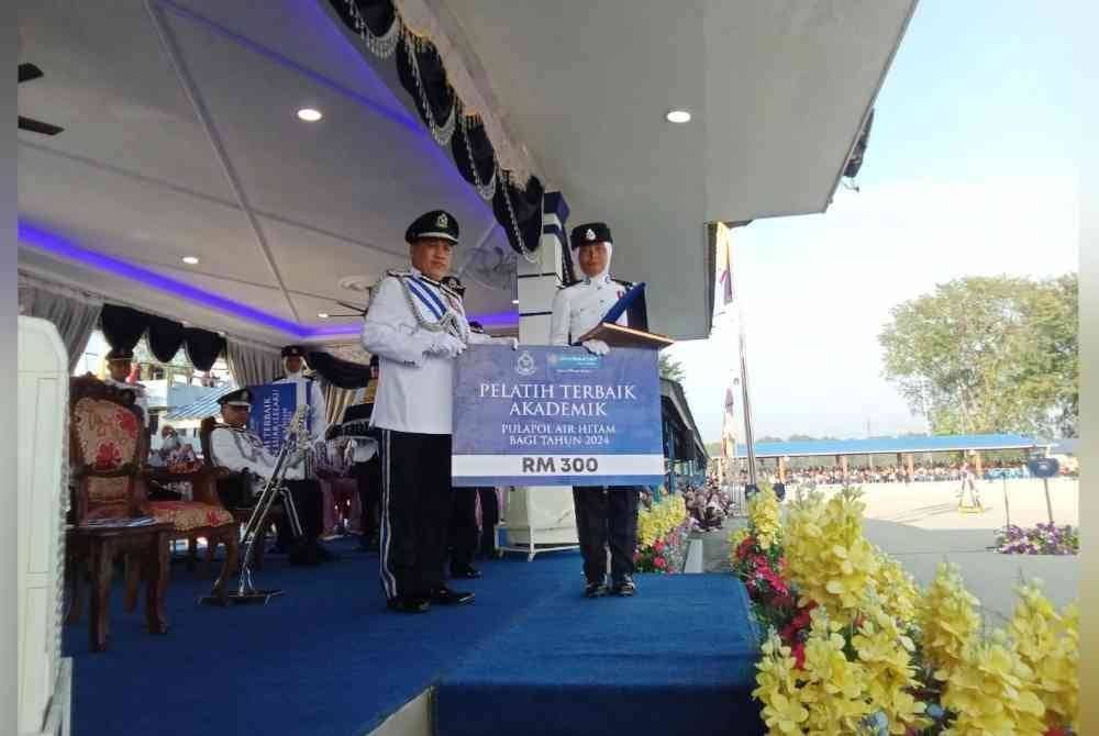 Rusdi ketika menyampaikan anugerah kepada pelatih terbaik akademik pada majlis tersebut.