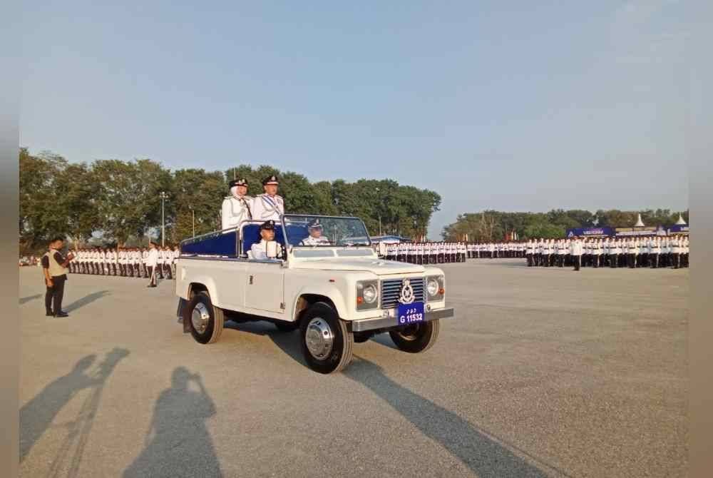 Rusdi (berdiri, kanan) ketika melakukan pemeriksaan perbarisan berkenderaan pada Sabtu.