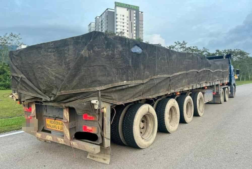 Sebuah lori ditahan JPJ di Kajang ketika dalam perjalanan ke Kuantan, Pahang. Foto JPJ Selangor