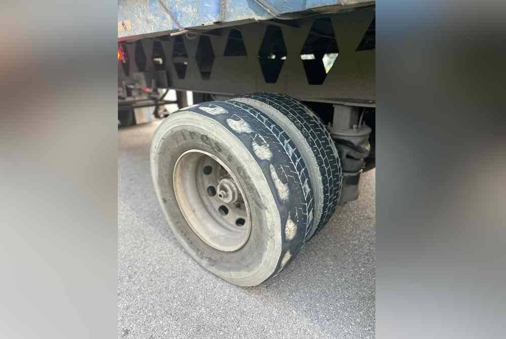 Tayar botak antara kesalahan yang dikesan JPJ pada sebuah lori yang ditahan di Kajang, Khamis lalu. Foto JPJ Selangor