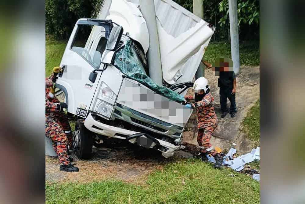Mangsa yang tersepit berjaya dikeluarkan oleh pasukan bomba dengan menggunakan peralatan penyelamat. Foto JBPM