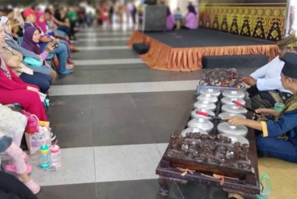 Mohd Husin membuat persembahan dalam satu majlis keraian, baru-baru ini.