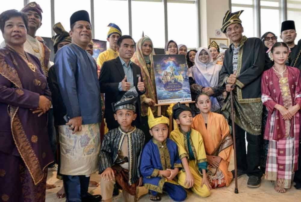 Ketua Pengarah Dewan Bahasa dan Pustaka, Dr Hazami Jahari (tiga, kiri) bergambar bersama barisan pelakon pada sidang media sempena Pementasan Purbawara Muzikal Sulalatus Salatin-Kemaharajaan Maritim Selat Melaka 2024 di Menara Dewan Bahasa dan Pustaka pada 20 November lepas. Foto Bernama