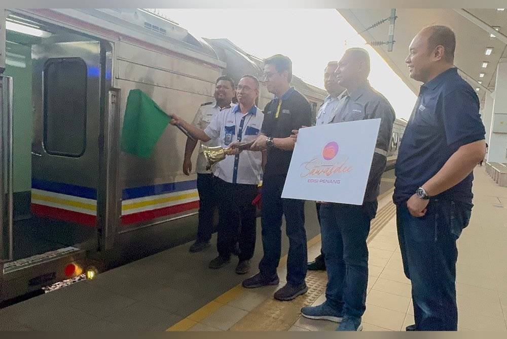 Roshidi (empat dari kanan) melepaskan perkhidmatan khas kereta api MySawasdee Edisi Penang ke Hatyai, Thailand di Stesen KTMB Butterworth pada jam 7.40 pagi, Ahad.