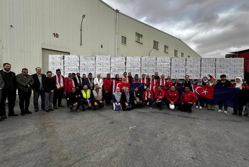 Pembungkusan dan persiapan akhir penghantaran bantuan terbabit sedang disiapkan di Easy Log Air Cargo, Alqastal-Almushatta, Amman, Jordan. Foto Facebook Mohd Fared