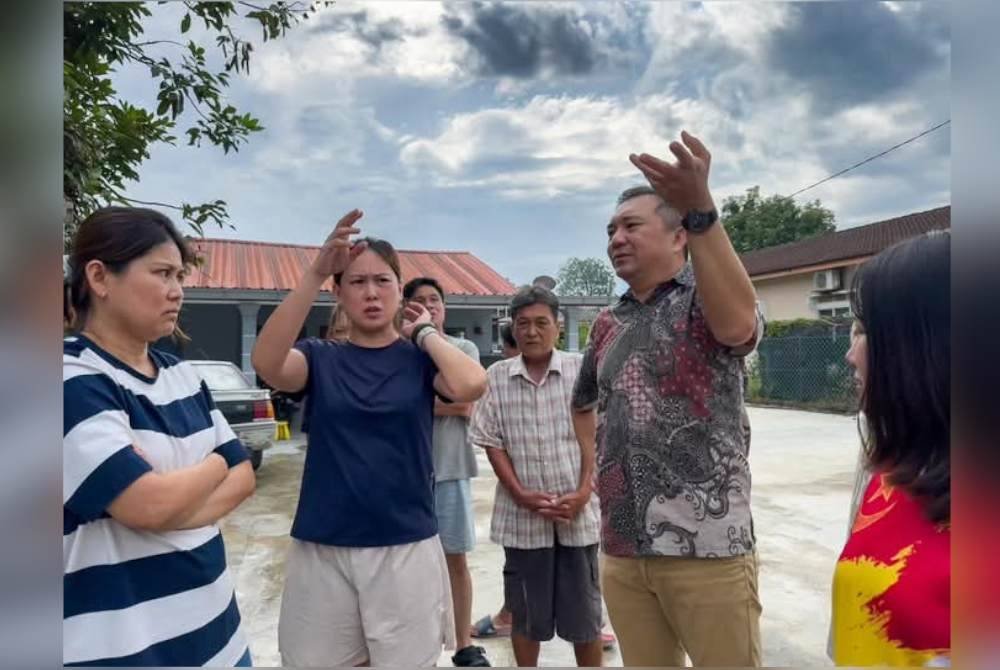 Sze Han (dua dari kanan) ketika bertemu penduduk di kawasan berkenaan.