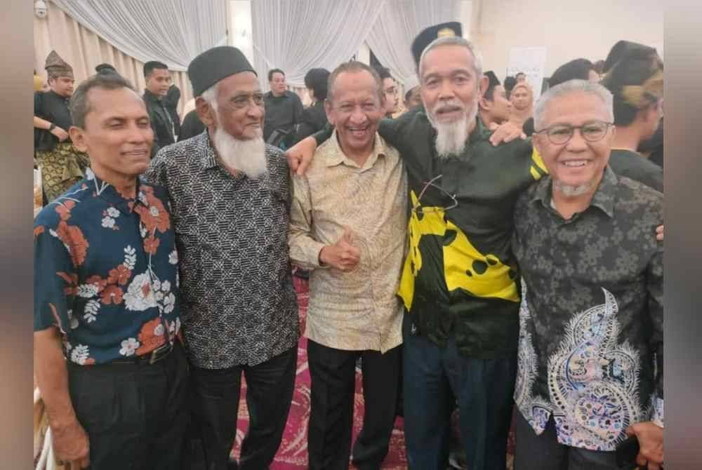 Amrahi (tengah) bersama tetamu jemputan juga merupakan penggerak Persatuan Seni Silat Cekak Hanafi