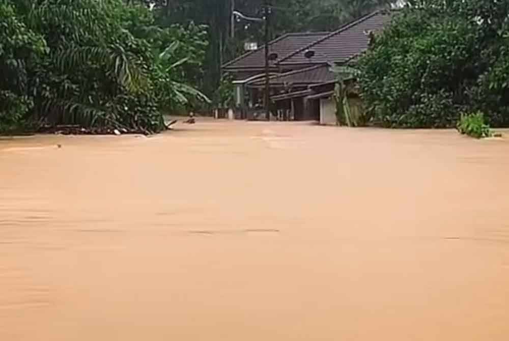 Keadaan banjir di Kampung Batu Gajah, Tanah Merah.