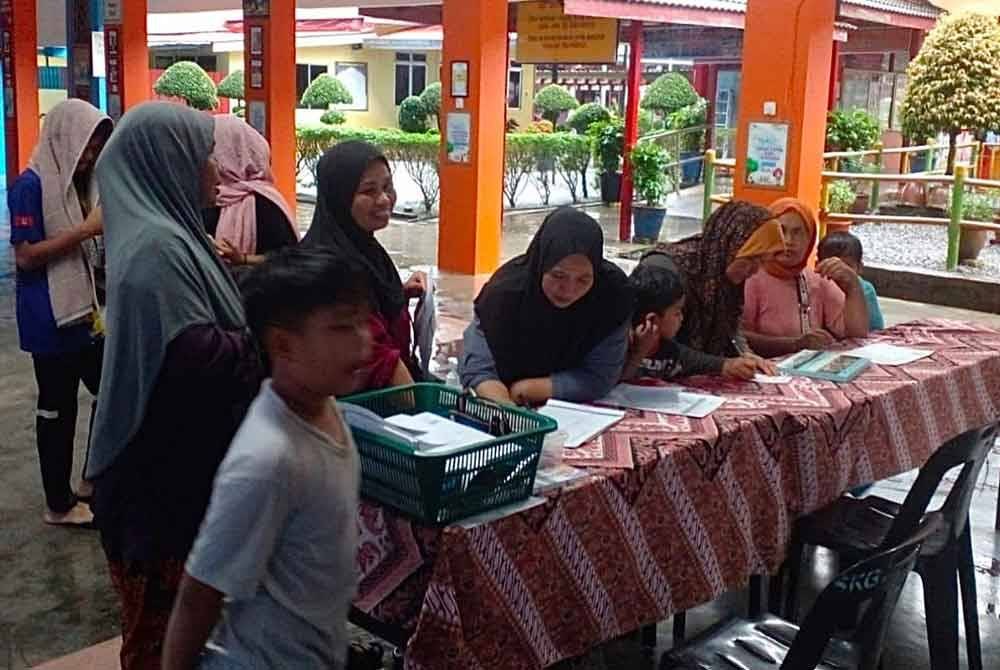 Mangsa banjir yang mendaftar masuk ke PPS.
