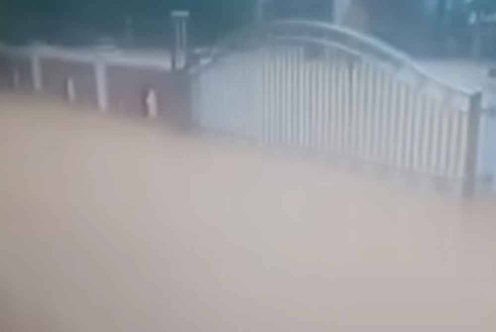 Hulu Terengganu menjadi daerah pertama dilanda banjir. Foto: orang awam