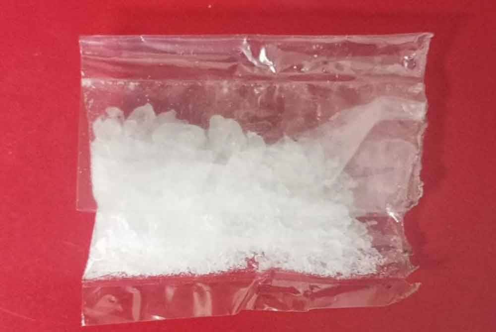 Turut dirampas paket lutsinar dipercayai mengandungi dadah jenis syabu kira-kira 5.4 gram.