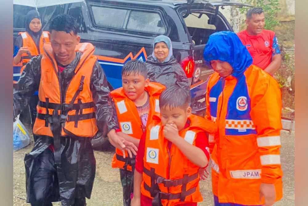 Murid-murid kesejukan pulang dari sesi persekolahan pada Ahad.