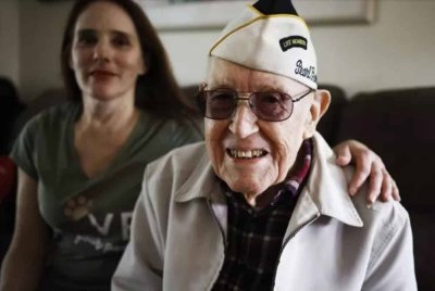 Warren 'Red' Upton, bekas operator radio, meninggal dunia selepas beberapa hari dirawat di hospital pada Hari Krismas. Foto AP