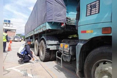 Pemeriksaan tayar dan brek kenderaan berat antara fokus operasi.