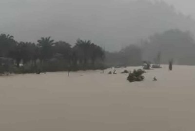Hulu Terengganu menjadi daerah pertama dilanda banjir. Foto: orang awam