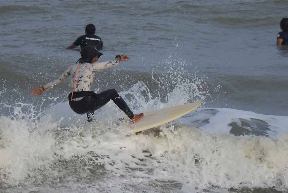 Kelihatan peluncur wanita mempamerkan keberanian bermain ombak di Pantai Pelindung di sini. - Foto: Mr Taufik Idris
