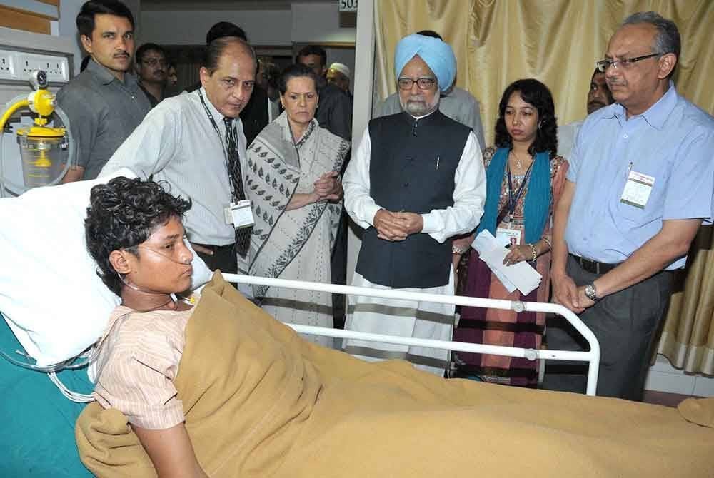 Singh semasa melawat pesakit yang cedera dalam 'insiden bom Mumbai' di hospital Mumbai pada 14 Julai 2011.- Agensi 