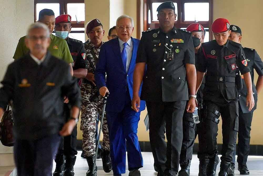 Pihak penjara mengiringi Najib ke Mahkamah Tinggi Kuala Lumpur bagi prosiding kes 1MDB. Foto Bernama