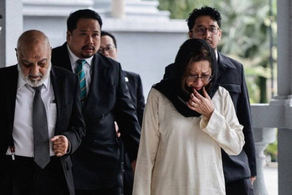 Naimah (tengah) kelihatan sugul pada sebutan kes Allahyarham Tun Daim di Mahkamah Sesyen Kuala Lumpur. Foto Bernama